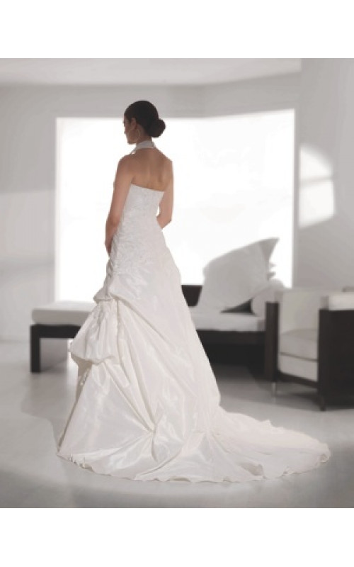 Свадебное платье мягко расклешенное к низу